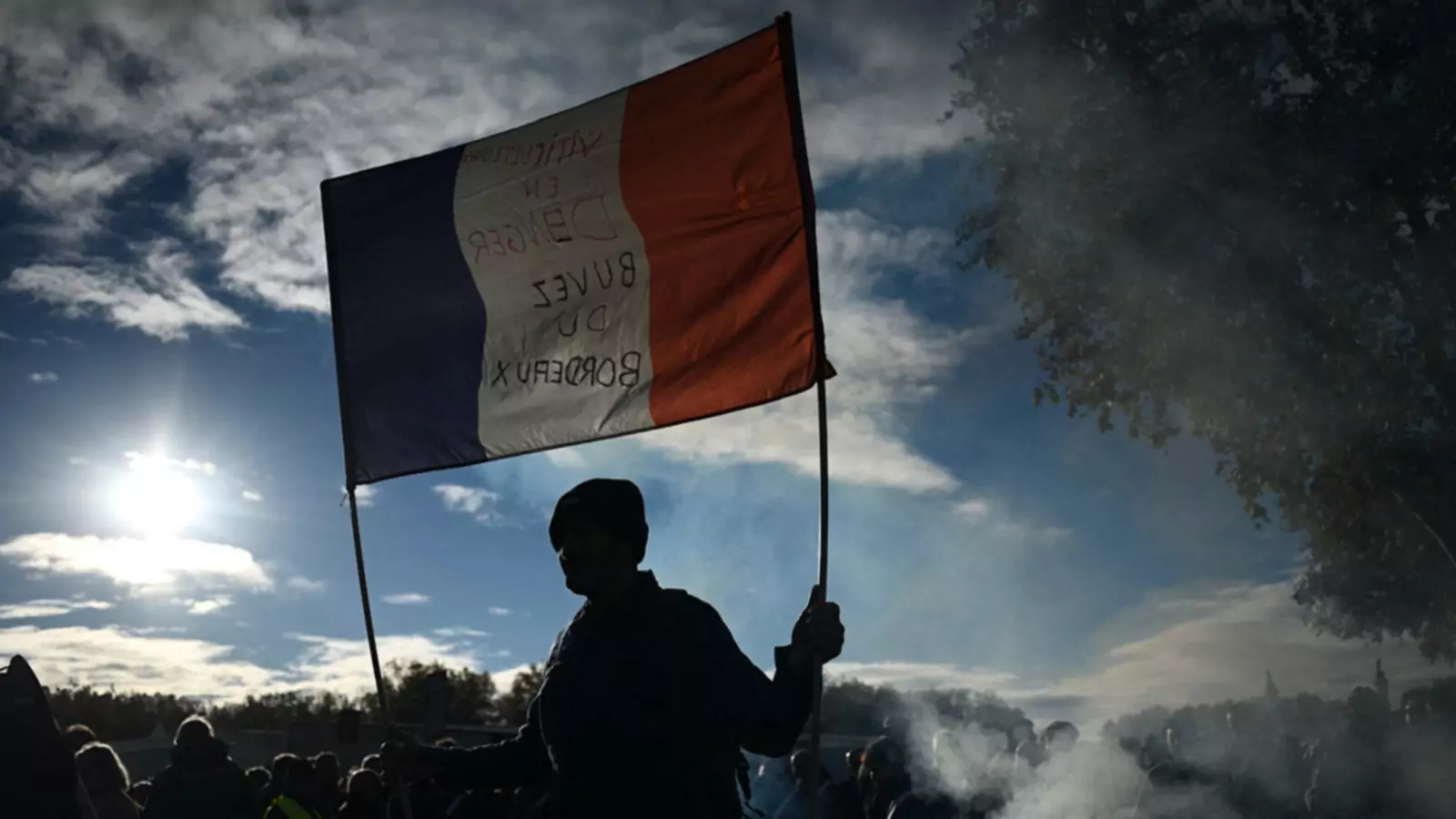 A francia kormány támogatást nyújt a nehéz helyzetben lévő szőlőtermelőknek, de nem kínál hosszú távú megoldást