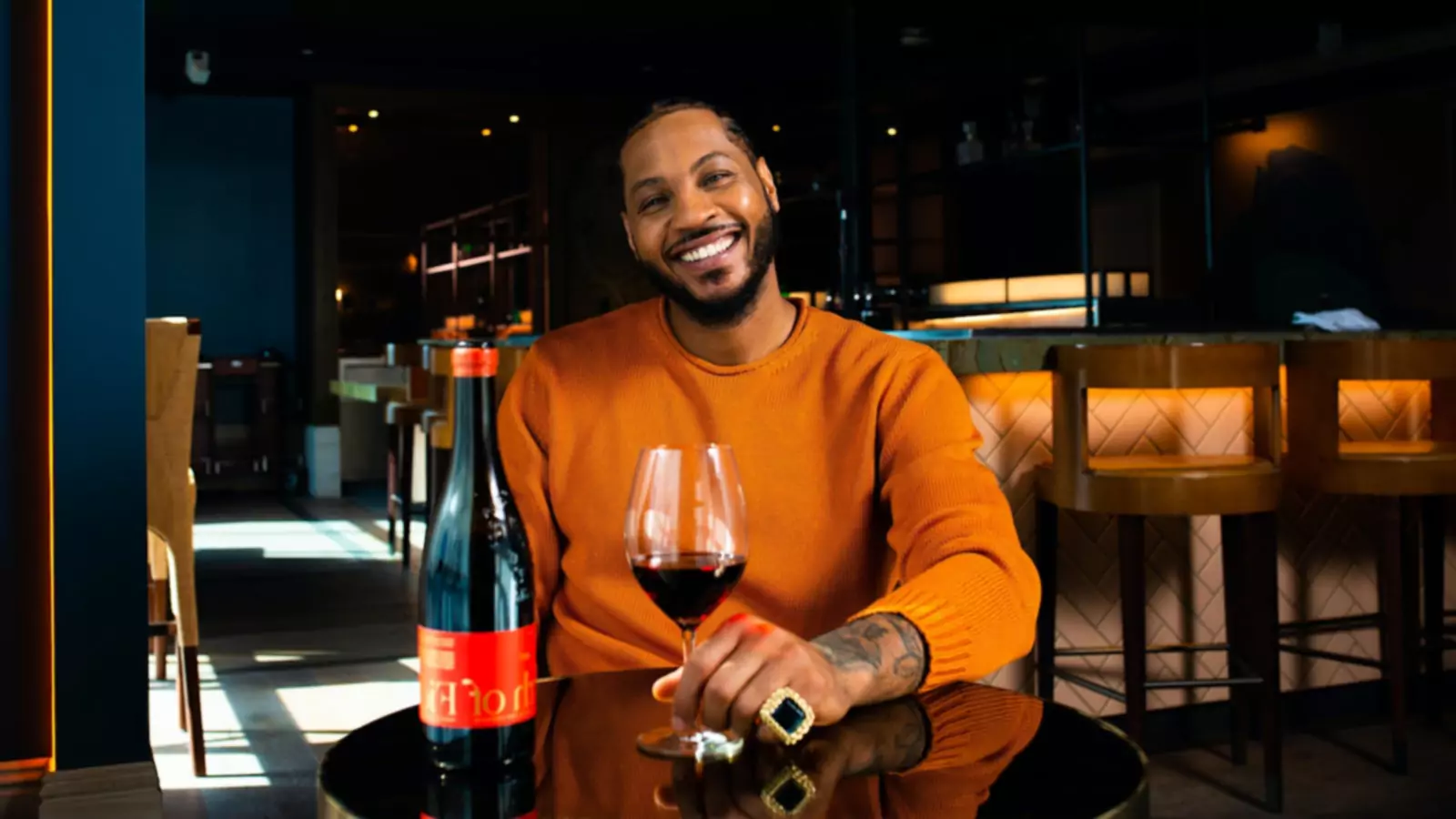 Carmelo Anthony lanseeraa VII(N) Châteauneuf-du-Pape -viinin yhdessä Stéphane Usseglion kanssa.